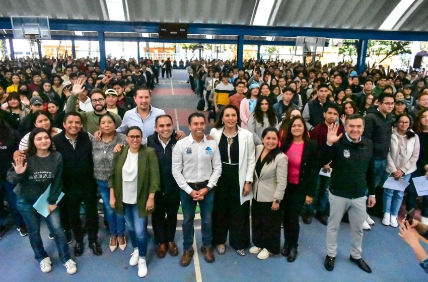  Corregidora entrega becas a mil 75 estudiantes de nivel superior
