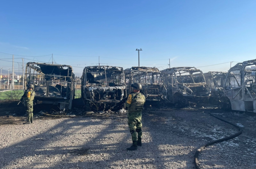  Incendio en Satélite deja 32 camiones quemados