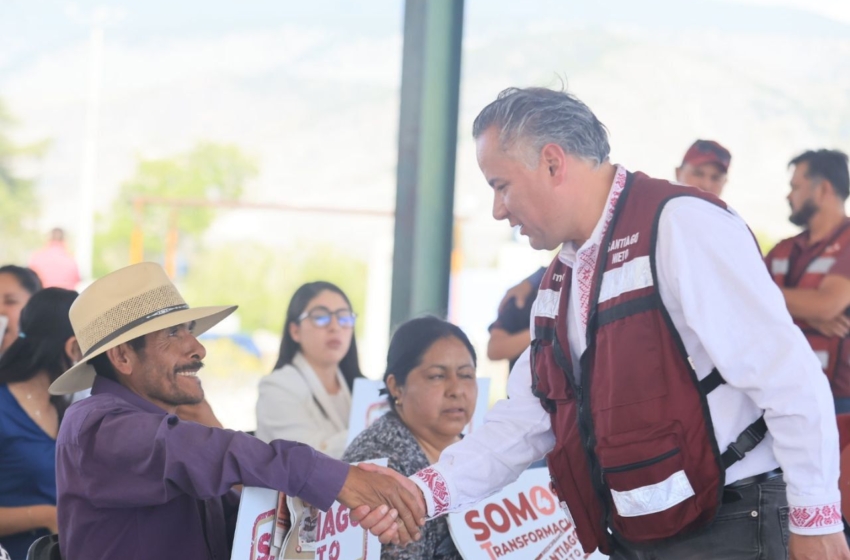  Escucha Santiago Nieto Castillo necesidades de comunidades del semidesierto de Querétaro.