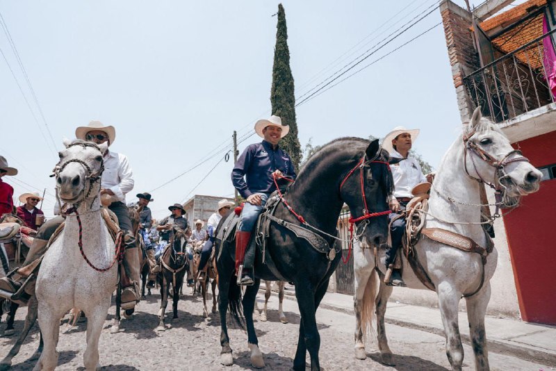  Asiste Roberto Cabrera a la cabalgata de Santa Cruz Nieto