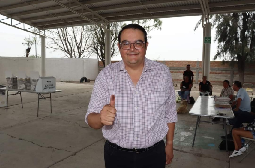  Guillermo Vega recibe constancia de mayoría por el distrito 11