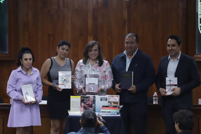  Facultad de Derecho recibe libros donados por la administración municipal