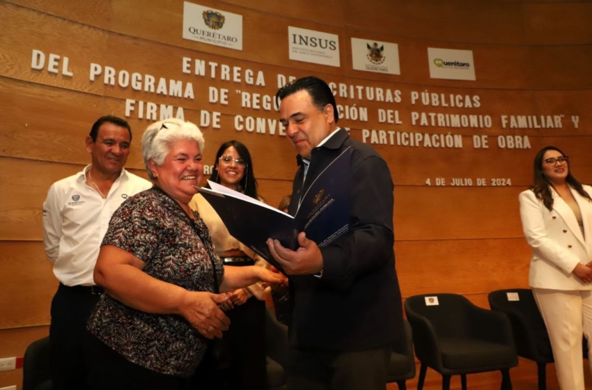  Entrega Luis Nava escrituras del programa Regularización del Patrimonio Familiar