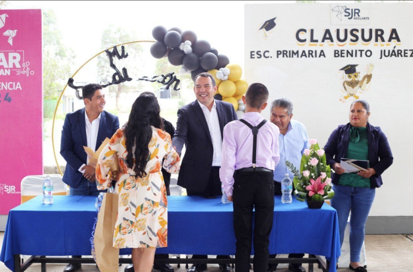  Roberto Cabrera preside ceremonia de graduación en Santa Cruz Nieto y Soledad del Río