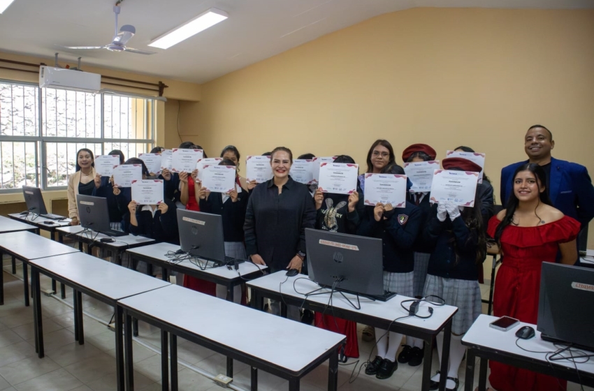  Se gradúan 30 jóvenes del programa “Tecnolochicas” de Maconí