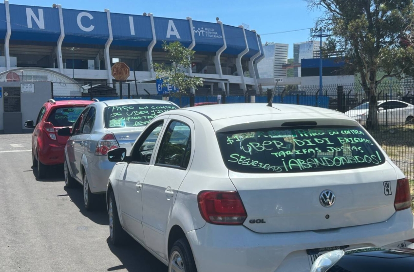  Conductores de Uber y Didi protestan por tarifas bajas y falta de seguridad