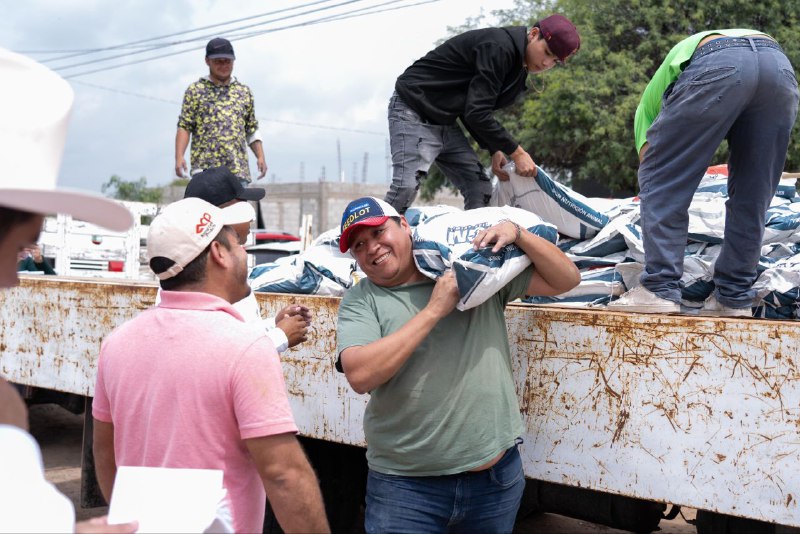  Entrega El Marqués apoyos a ganaderos