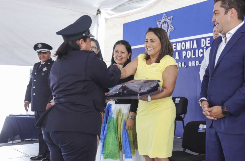  Entregan uniformes y grados a policías de Corregidora