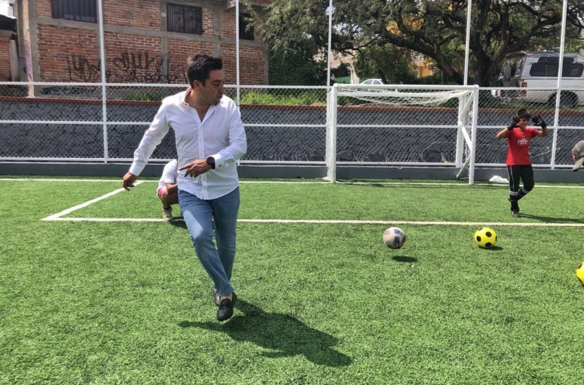  Entrega Adolfo Colín rehabilitación de cancha deportiva en El Milagrito