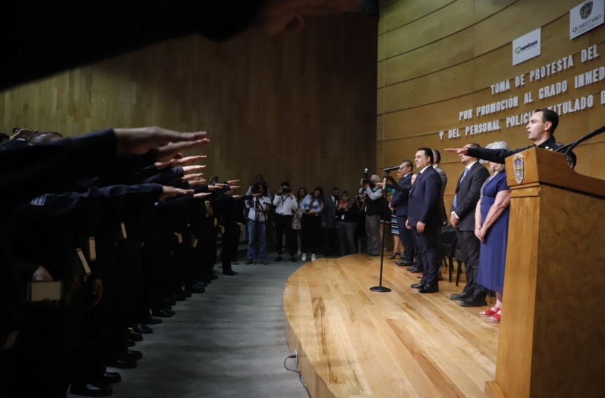  Luis Nava toma protesta a 24 Policías ascendidos de grado y 13 titulados TSU en Policía Preventivo