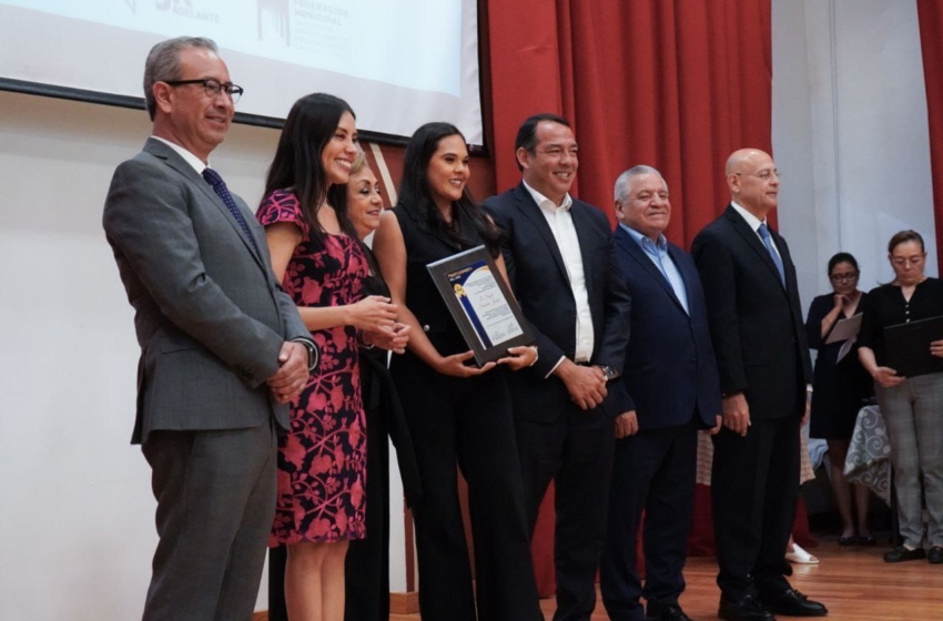  Roberto Cabrera reconoce a profesionista, en premiación de la FECAP