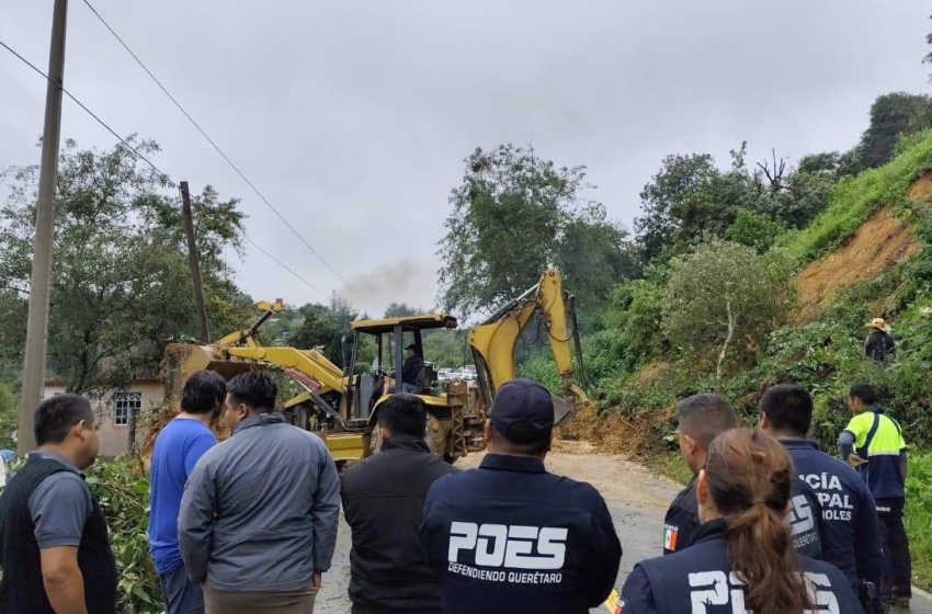  Luego de deslave, liberan un carril de la carretera en Pinal de Amoles; se descarta afectación a familias por el derrumbe