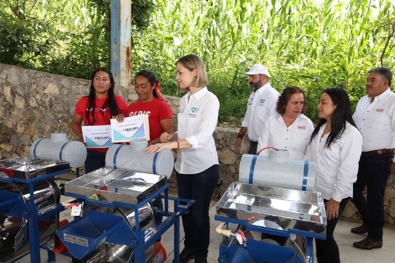  Car Herrera entrega apoyos en Jalpan de Serra