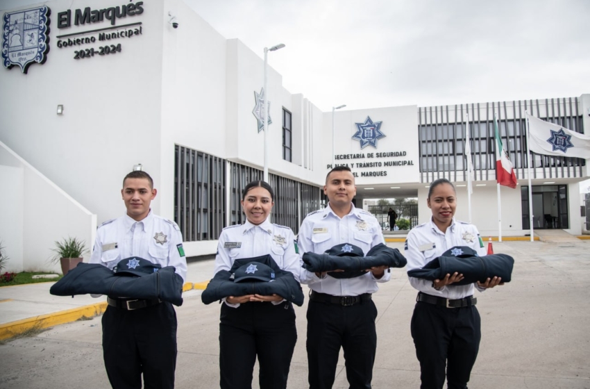  Claudia Martínez entrega uniformes a 380 policías de El Marqués