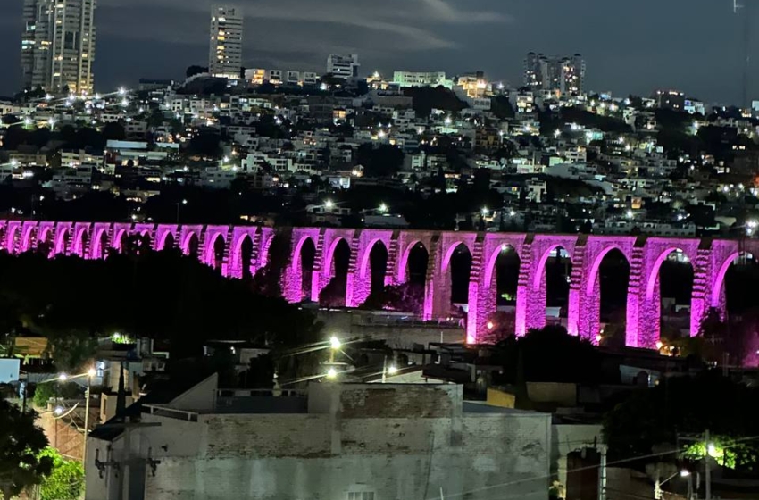  Iluminan los arcos por el mes rosa