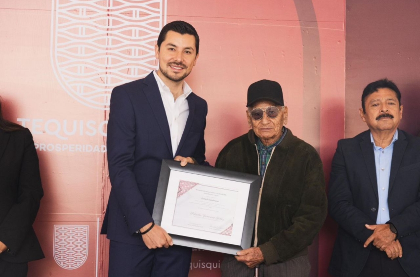  Héctor Magaña encabezó la segunda entrega de libros dirigida a estudiantes de primero de primaria