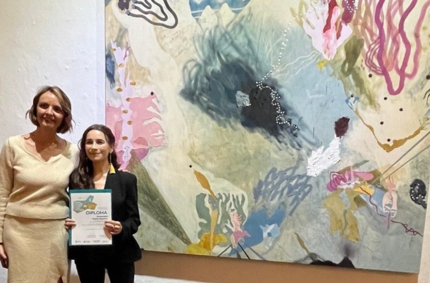  Pintora queretana gana la Bienal Nacional de Pintura