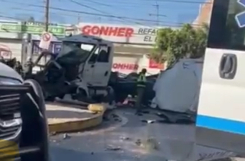  Autoridades atienden accidente de pipa en puente elevado hacia Coroneo