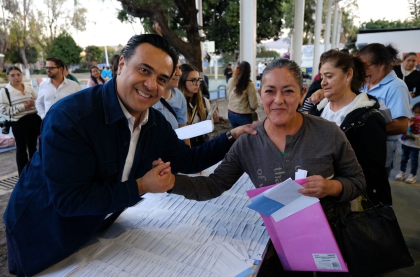  Apoyan a jefas de familia con la entrega de “Tarjetas CONTIGO”