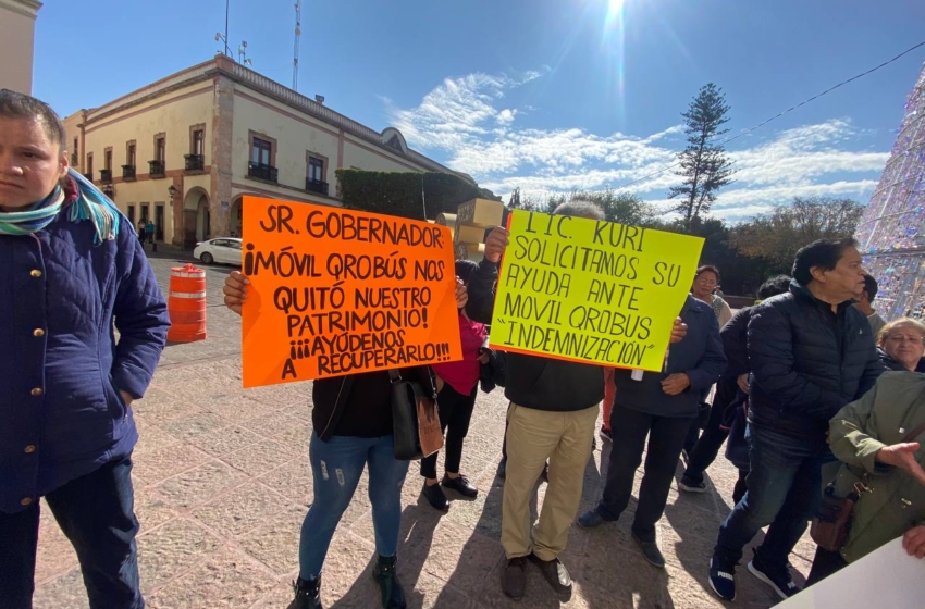  Accionistas de empresa MóvilQrobus se manifiestan en plaza de armas por falta de retribución