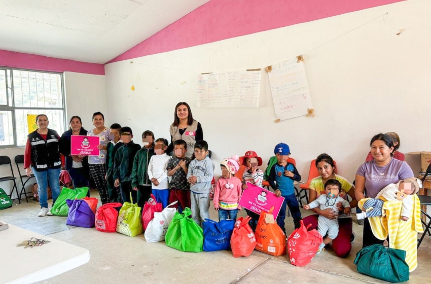  DIF y Ayudando.mx entregan kits de ropa a niños