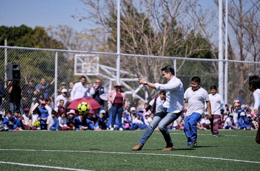  Entrega Felifer Macías nueva cancha de fútbol en la primaria Héroes de Chapultepec