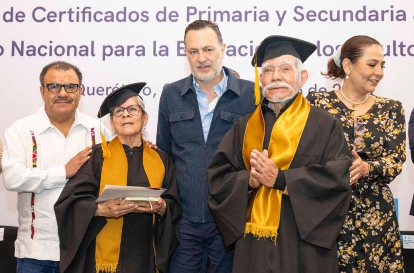  Kuri entrega certificados a egresados del INEA en Querétaro