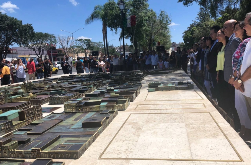  Retiran por completo de la base de la maqueta monumental para iluminar la Alameda de Querétaro