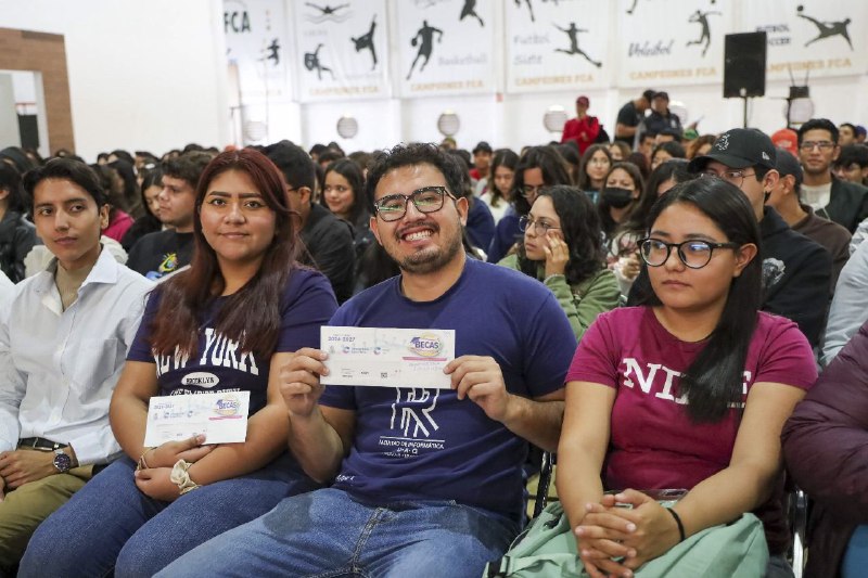 Entregan 926 becas a estudiantes de la UAQ residentes en Corregidora
