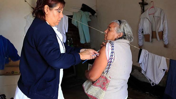 Las enfermeras podrán recetar medicamentos en México; lanzan programa para 13 millones de personas