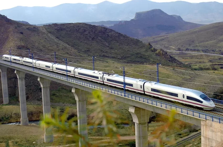 Si podría haber “parada intermedia” del Tren México–Querétaro en la Vieja Estación: Kuri