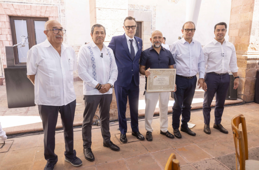 Celebra Gobernador Día de la Santa Cruz con el Colegio de Arquitectos