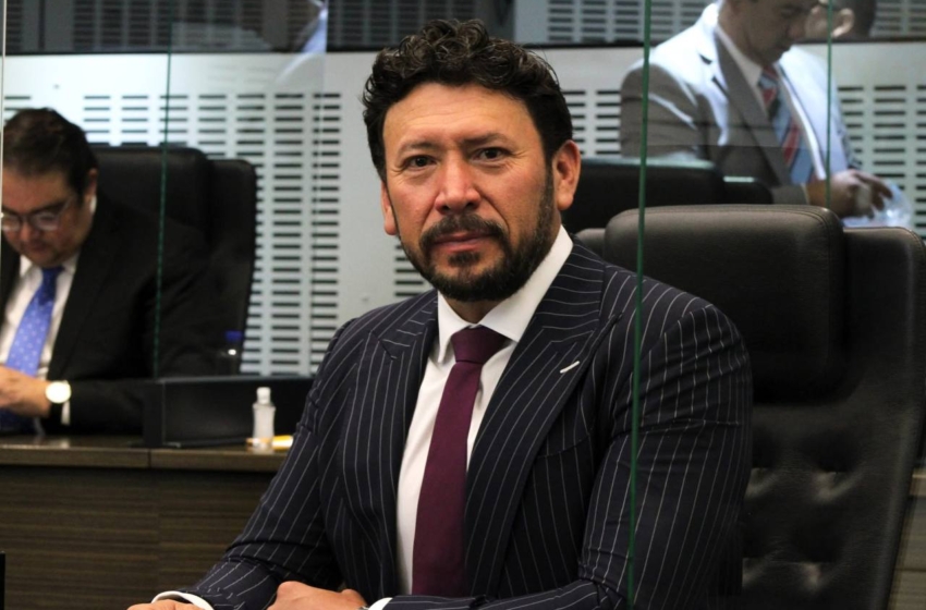“Llegó a arrebatar el micrófon”: celebran expulsión de Juan José Jiménez por violencia política de género