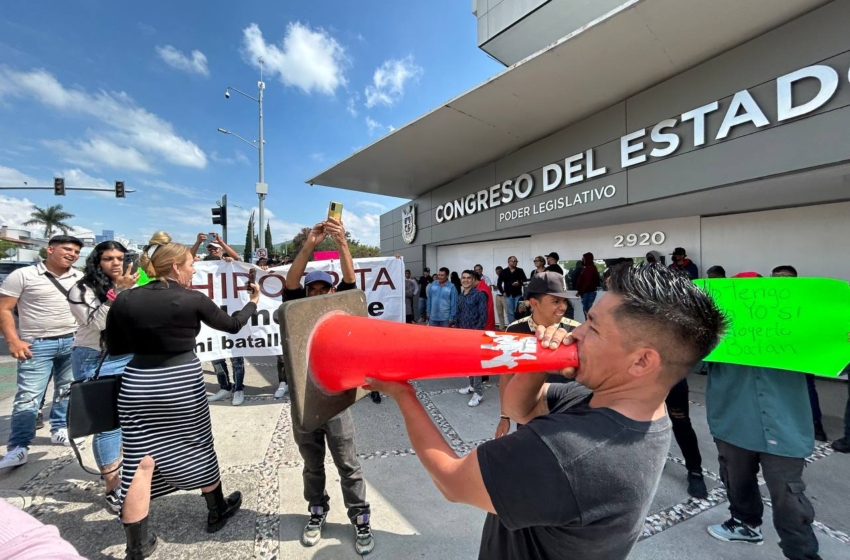 Se manifiestan afuera del Congreso en apoyo al proyecto Agua para Todos