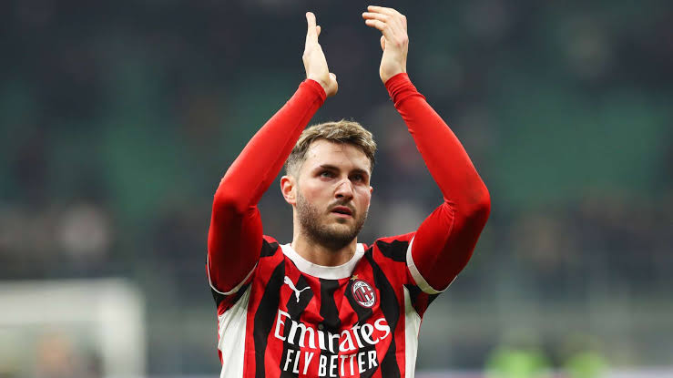  Santiago Giménez fuera de la convocatoria del Milán