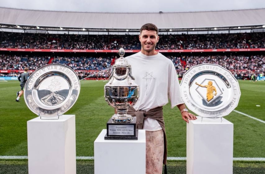  Santiago Giménez recibe emotivo homenaje del Feyenoord tras fichar con el AC Milan