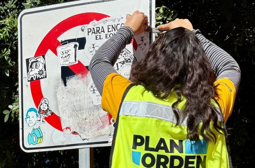  Retiran casi mil pegatinas de señalamientos viales en el Centro Histórico de Querétaro