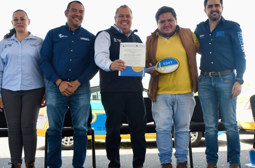  Entregan concesiones y nuevas unidades de QroTaxi en San Juan del Río y Pedro Escobedo