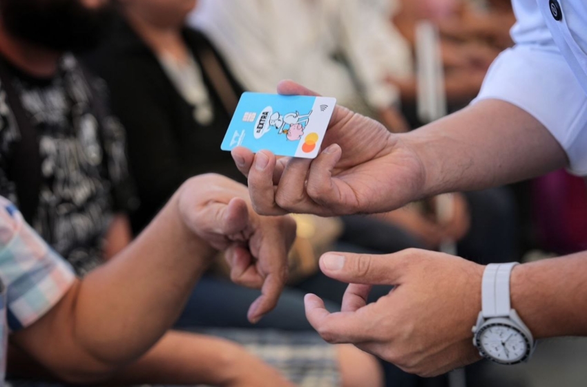  Entrega Felifer Macías apoyos económicos a personas con discapacidad permanente en Querétaro
