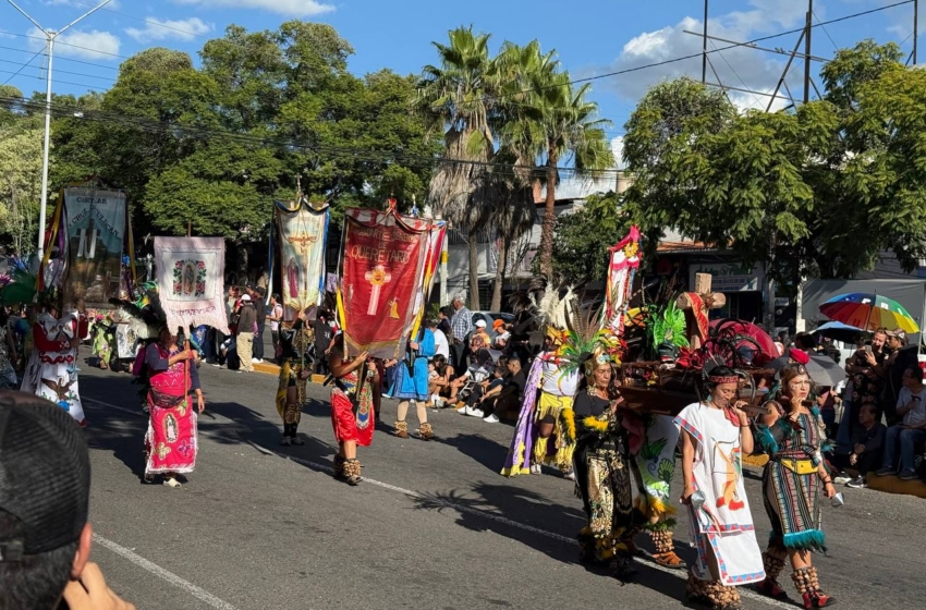  Mega marcha de Concheros llena de tradición el Centro Histórico de Querétaro