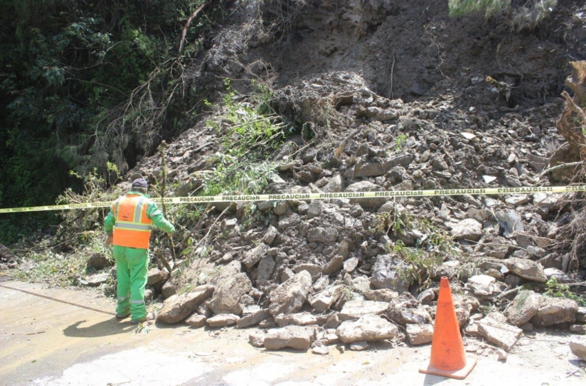  SICT atiende derrumbes en la carretera San Juan del Río–Xilitla por lluvias en la Sierra Gorda