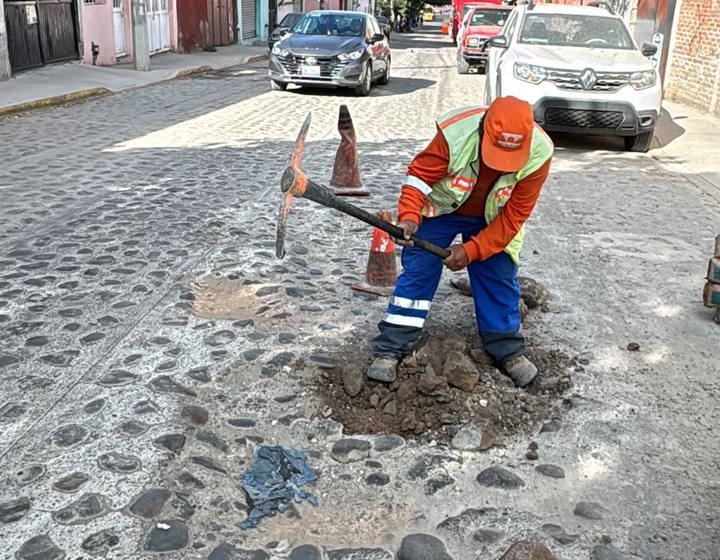  Municipio de Querétaro atiende más de 56 mil m² de vialidades con trabajos de bacheo y mantenimiento