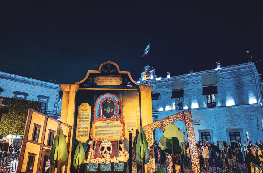  Encendido del Altar Monumental honra al fundador de la Universidad de Querétaro en Plaza de Armas