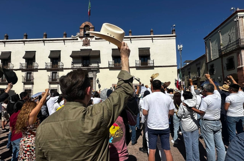  Con gritos de “fuera Morena” y “fuera narcoestado” se realizó la primera movilización en Querétaro por el asesinato de Carlos Manzo