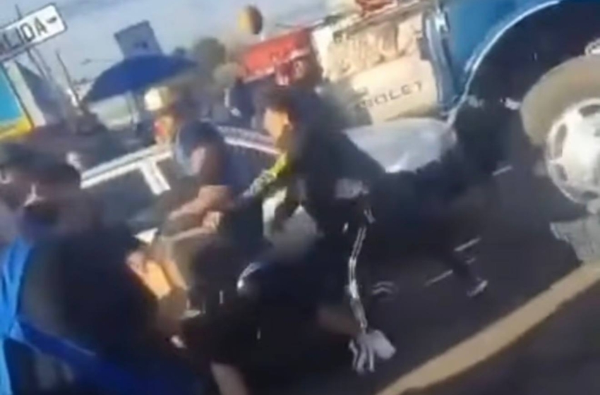  Circula video de riña entre locatarios del Mercado de Abastos; un hombre terminó convulsionando