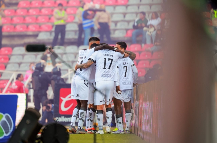  Gallos Blancos logra su primera victoria del torneo ante León