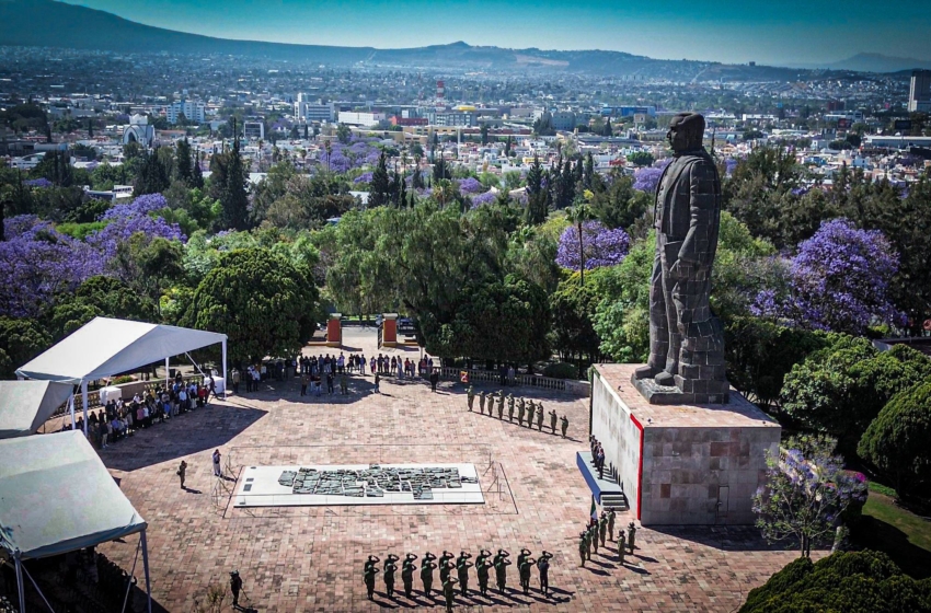  Gobierno de Querétaro reivindica legado de Benito Juárez con inversión educativa desde el Cerro de las Campanas