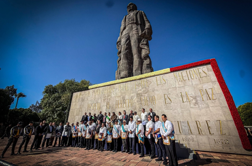  Masones conmemoran a Juárez en el Cerro de las Campanas, antes del acto oficial