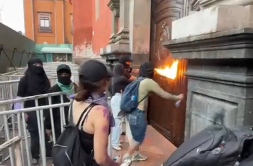  Destaca Iglesia esfuerzos preventivos que evitaron incendio en puerta del templo de San Francisco durante marcha del 8M