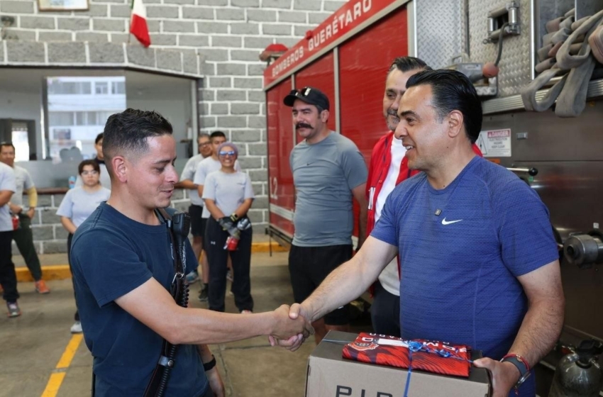  Luis Nava reconoce labor de Bomberos durante visita a estación en Querétaro